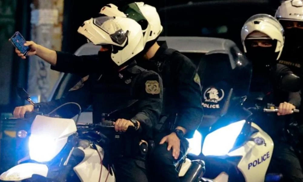 Θησείο: Δράστες με μοτοσυκλέτα λήστεψαν 21χρονο με την απειλή μαχαιριού